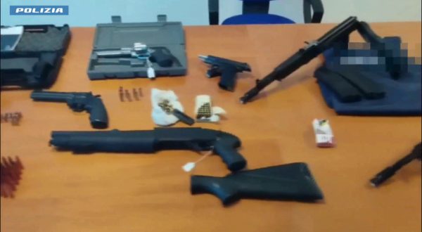 Arrestato un latitante nel siracusano, aveva arsenale in un covo