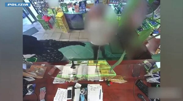Rapine aggravate in esercizi commerciali, 2 arresti a Torino