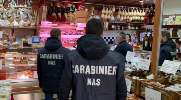 Nas Napoli sequestrano nei supermercati 21 tonnellate di alimenti