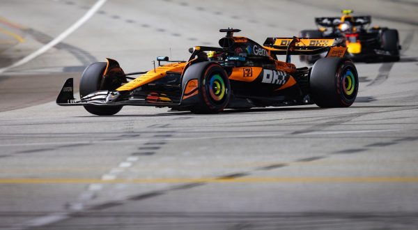 Piastri guida il venerdì di Singapore, Leclerc evita penalità