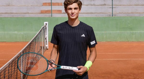 Giovane tennista Vasamì testimonial Intesa Sanpaolo con Sinner e Paolini