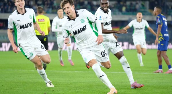 Il Sassuolo vince a Verona, al Bentegodi decide Pinamonti