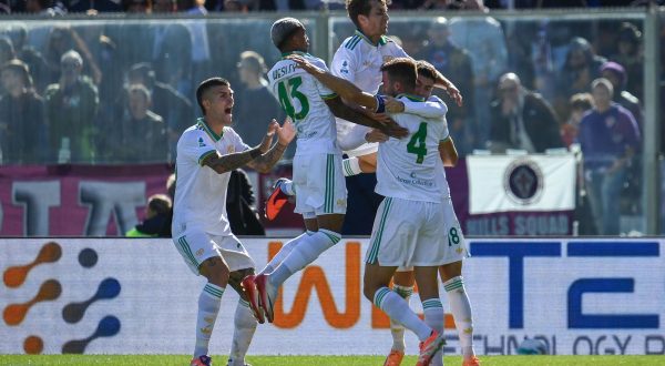 La Roma vince anche a Firenze e resta in vetta