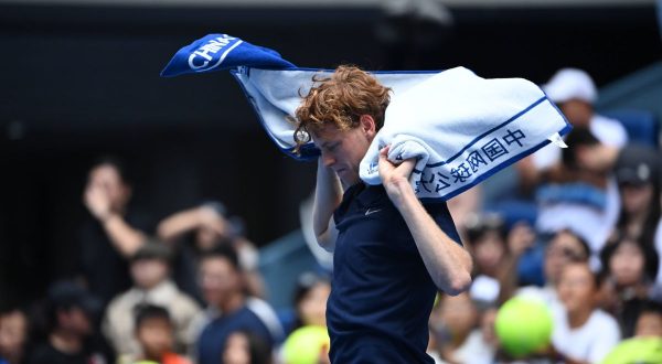 Crampi per Sinner a Shanghai: si ritira al 3° contro Griekspoor