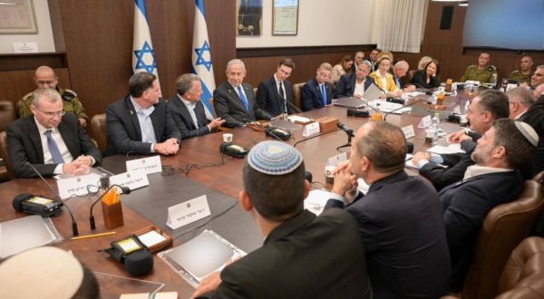 Israele approva l’accordo, a Gaza è in vigore il cessate il fuoco. Previsto vertice in Egitto di Trump con leader arabi e UE