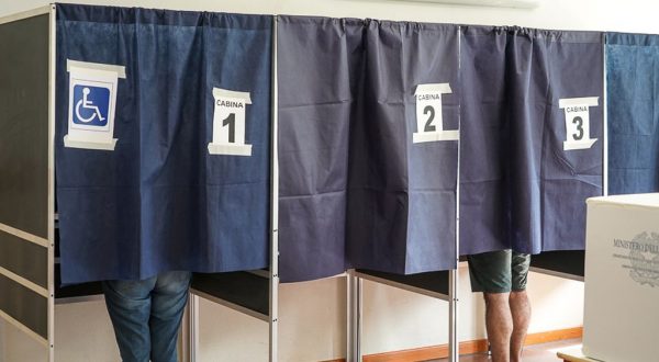 Regionali Toscana, affluenza al 35% alle 23. Domani si vota fino alle 15
