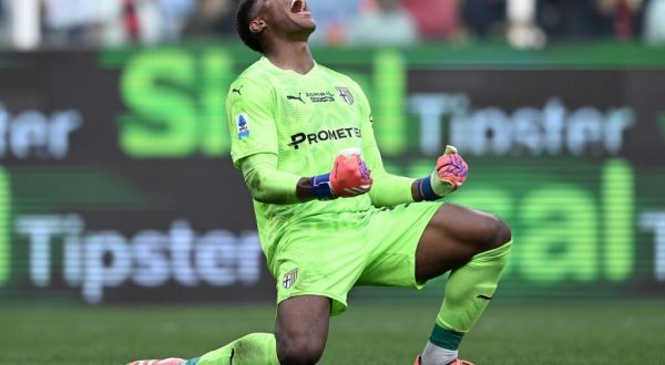 Suzuki para un rigore nel recupero, il Parma ferma il Genoa sullo 0-0