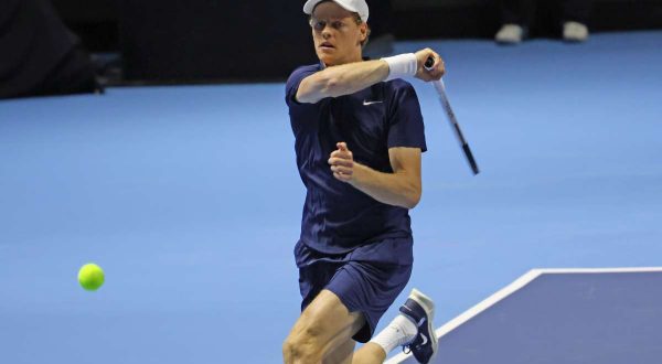 Sinner supera il primo turno all’Atp 500 di Vienna, ora derby con Cobolli