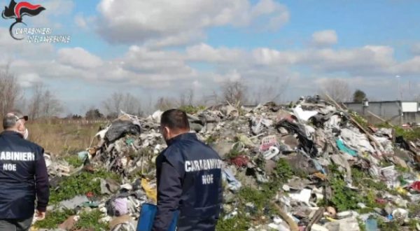 Rifiuti pericolosi, Carabinieri Noe sequestrano discarica abusiva di 1000 mq