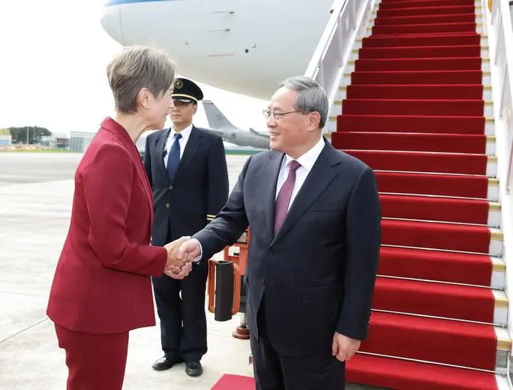 Premier cinese arriva a Singapore per una visita ufficiale
