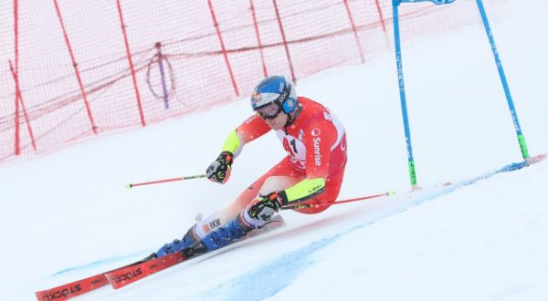 Marco Odermatt vince il primo gigante di Coppa del Mondo a Soelden