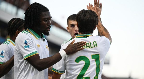 La Roma batte il Sassuolo 1-0 e aggancia il Napoli, Dybala decisivo