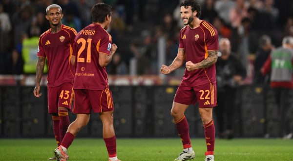 La Roma piega il Parma e festeggia: 2-1 e vetta della Serie A