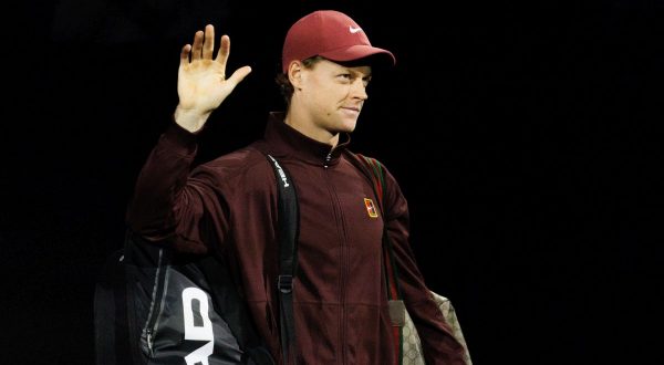 Sinner ai quarti a Parigi, Sonego si arrende a Medvedev