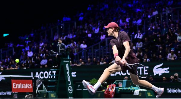 Sinner piega Shelton e vola in semifinale a Parigi indoor