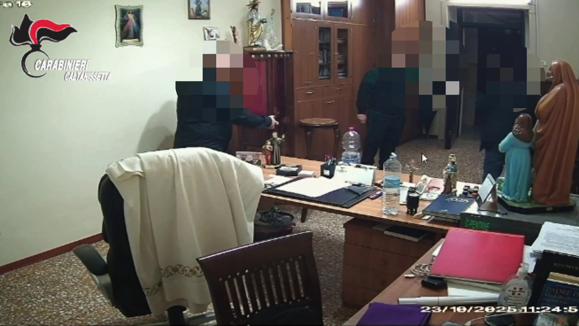 Parroco accoltellato a Gela, le immagini dell’aggressione