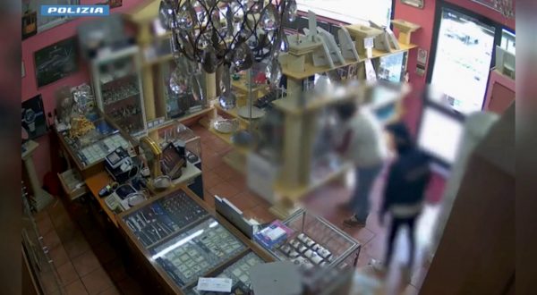Finti agenti rapinano oreficeria e gioielleria, 8 arresti a Milano