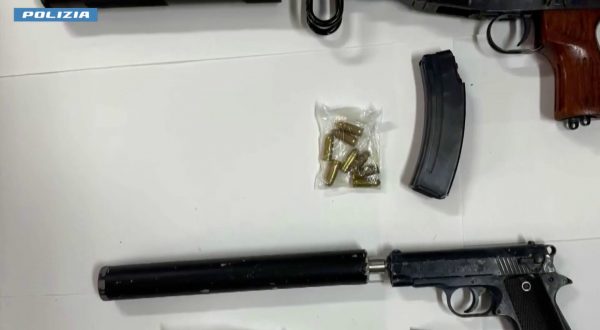 Deteneva mitragliatrice e pistola in casa, arrestato 46enne a Siracusa