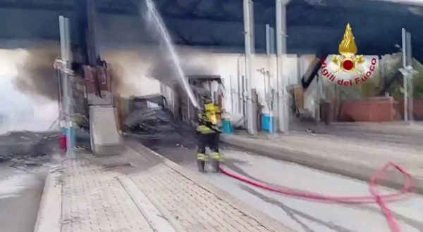 Incendio sulla A21, in fiamme casello autostradale di Brescia Sud