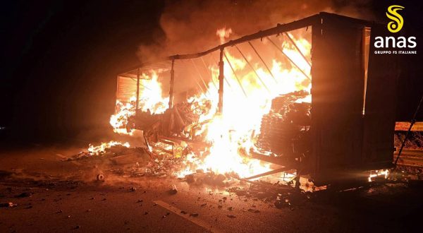 Mezzo pesante in fiamme sull’A19, illeso il conducente