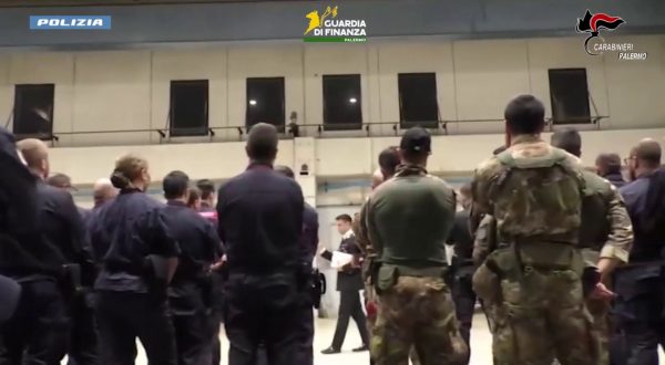 Palermo, le forze dell’ordine continuano il presidio dello Zen