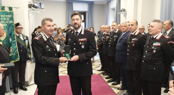 Il Generale dei Carabinieri Claudio Domizi consegna la Medaglia Mauriziana a 18 militari