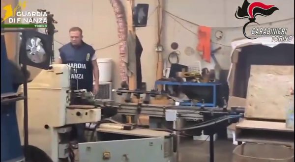 Contrabbando, sequestrati nel Torinese 7 siti di produzione sigarette