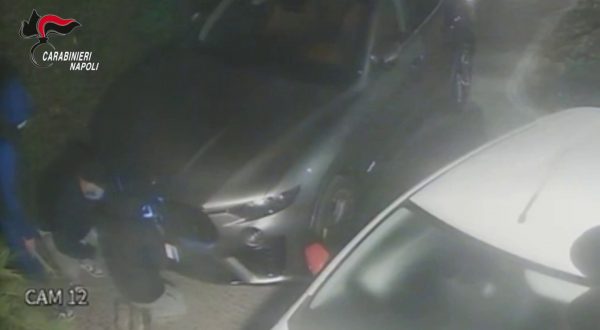 Napoli, sgominata una banda specializzata nei furti di auto di lusso