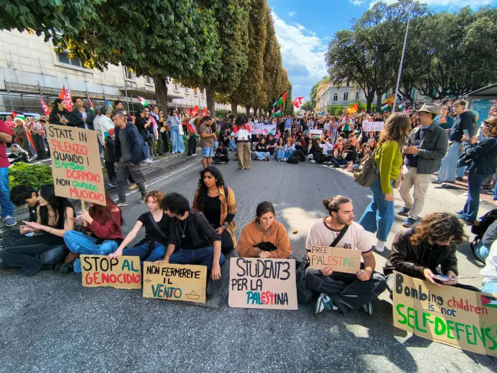 Oltre 150 mila manifestanti nelle città siciliane, a Messina gli studenti bloccano via Garibaldi