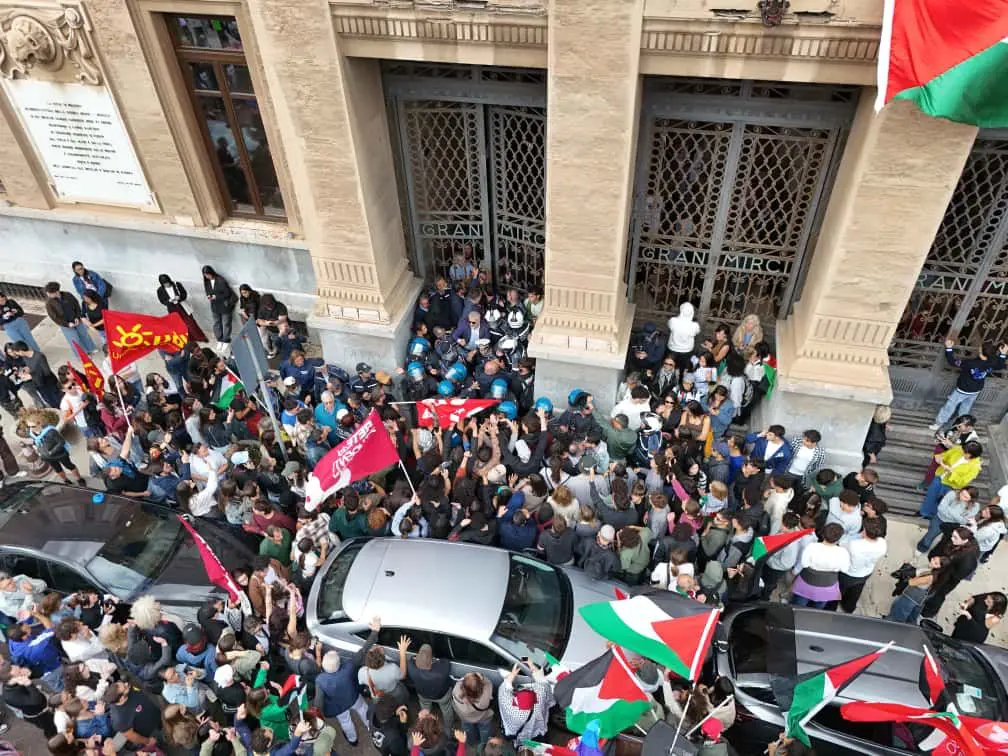 Sciopero, in 150 mila nelle città siciliane: bloccata la circonvallazione a Palermo, momenti di tensione a Messina