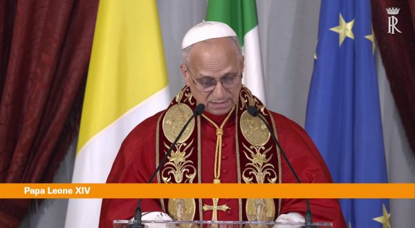 Papa “Gravi sofferenze feriscono umanità, servono risposte urgenti”