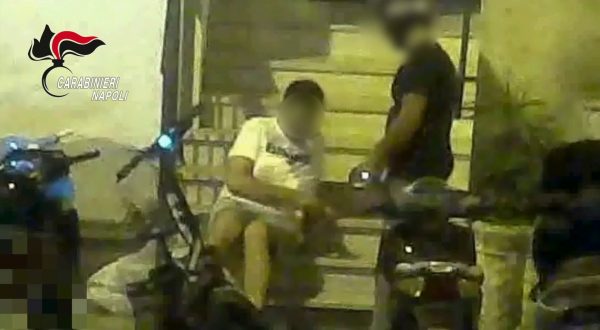 Spacciavano droga nel napoletano, 5 arresti