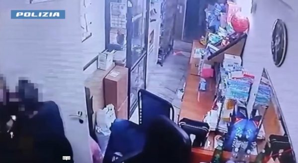 Catania, prende a calci e pugni la moglie malata: arrestato un 34enne / Video