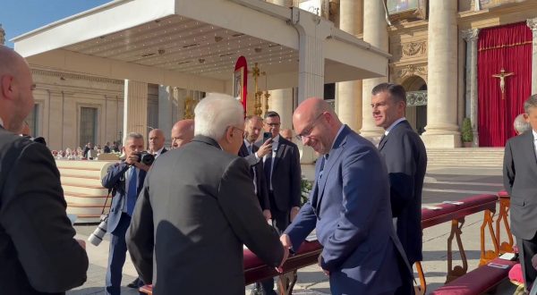 Canonizzazioni, Fontana in piazza San Pietro “Santi costruttori pace”