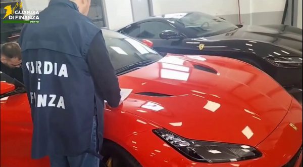 Scoperta maxi frode su importazione auto, anche Ferrari e Porsche
