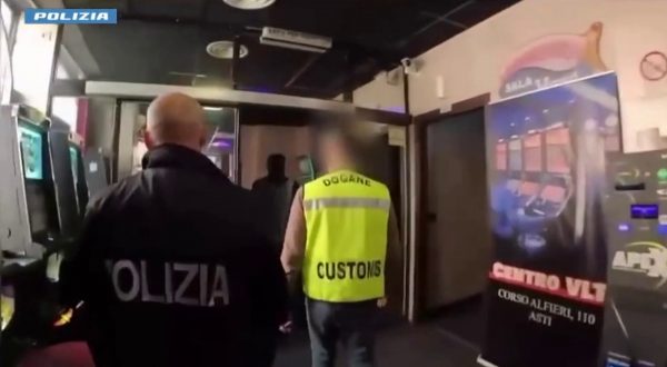 Scommesse illegali, due denunciati e sanzioni per 500 mila euro