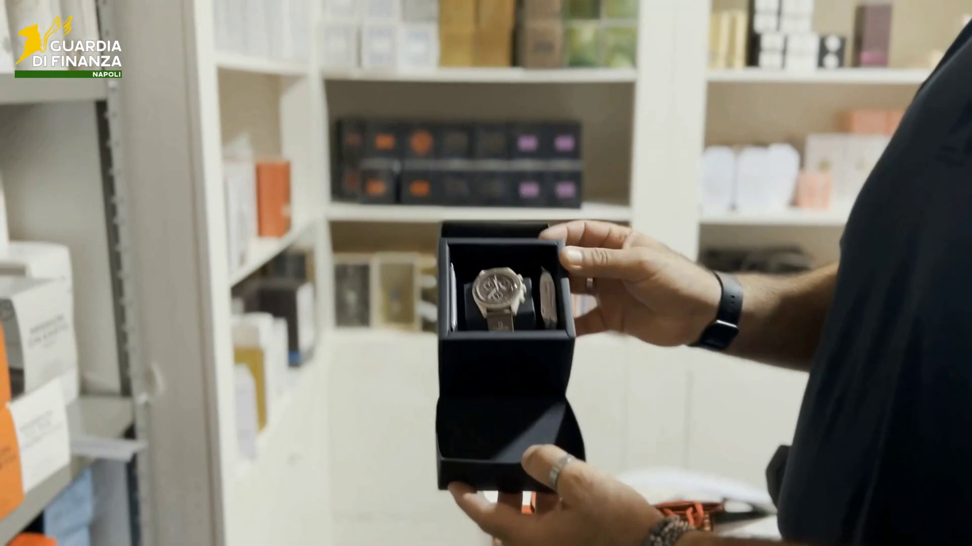 Napoli, scoperta una “boutique” del falso: denunciati due coniugi