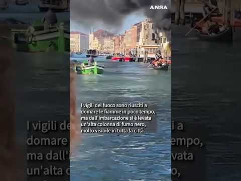 Un barcone prende fuoco nel Canal Grande a Venezia #ansa #news