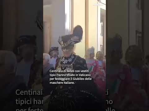 Da Pulcinella a Colombina, in maschera alla Porta Santa #ansa #news