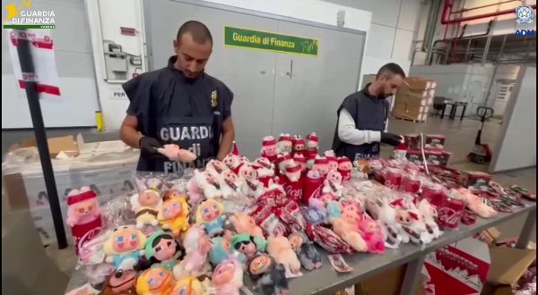 Sequestrati a Malpensa 1,5 milioni di figurine e giochi contraffatti