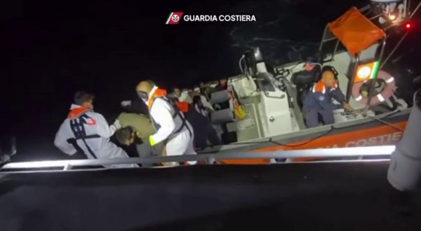 La Guardia Costiera soccorre 64 migranti sull’isola di Lampione