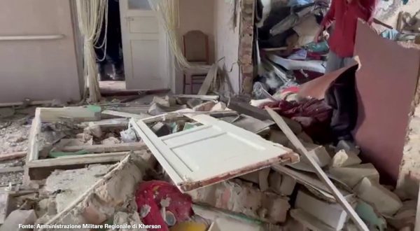 Attacco russo nella regione di Kherson, un morto e 12 feriti