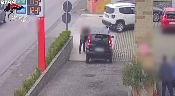 Donna aggredita dall’ex nel napoletano, arrestato il 49enne. Le immagini