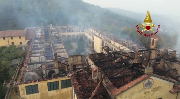 In fiamme il monastero della Bernaga nel Lecchese, le immagini