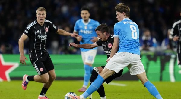 Il Napoli sbatte contro l’Eintracht, 0-0 al “Maradona”