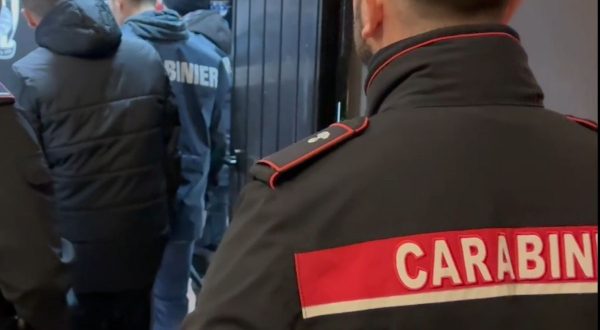 Roma, manomettevano sportelli bancomat per rubare denaro, arrestati tre rumeni