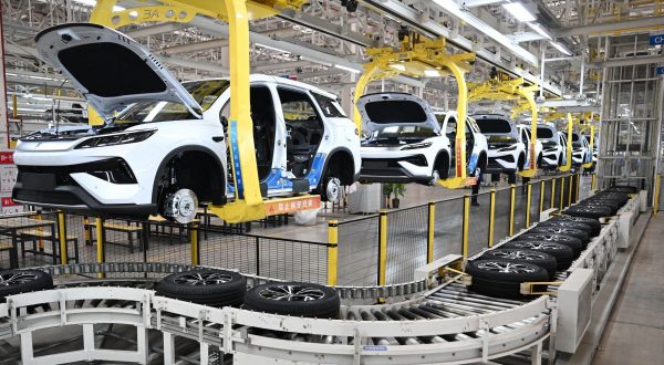 Cina: produzione e vendita veicoli elettrici aumentano nei primi 10 mesi del 2025