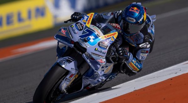 Alex Marquez vince la sprint a Valencia, sul podio Di Giannantonio