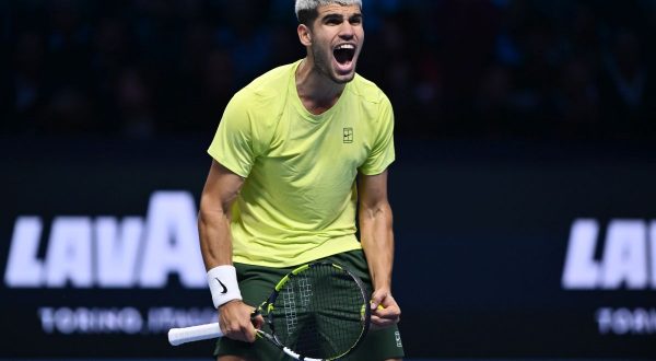 Alcaraz batte Auger-Aliassime, finale contro Sinner alle Atp Finals