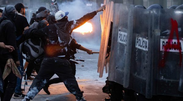 Scontri in Messico durante protesta “Generazione Z”, feriti e arresti
